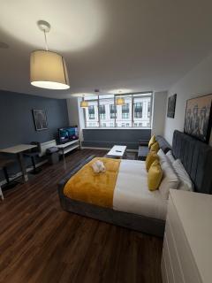 Stunning City View Studio Apartment by StaySavvy Accommodation - 9