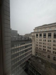 Stunning City View Studio Apartment by StaySavvy Accommodation - 4