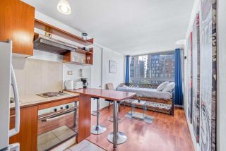 Central Suite 1D - 3 people with Desk - 9