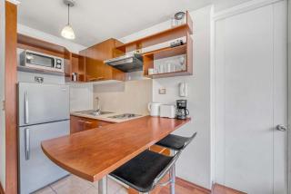 Central Suite 1D - 3 people with Desk - 8