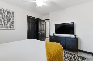 Minutes from the Beach! Navy Base and fishing pier! - 3