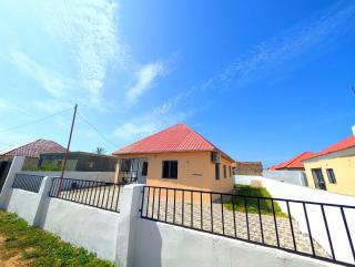 Bright 3-Bedroom Bungalow in Tujereng Sleeps 6 - 0