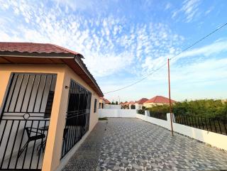 Bright 3-Bedroom Bungalow in Tujereng Sleeps 6 - 9