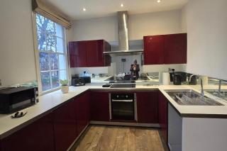 Apartment - Sleeps 6 & Near Station - 4