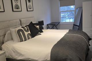Apartment - Sleeps 6 & Near Station - 3