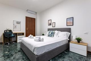 Spacious 4-Bed 2-Bath, 3 min Walk to M1 Bande Nere - Milan - 1