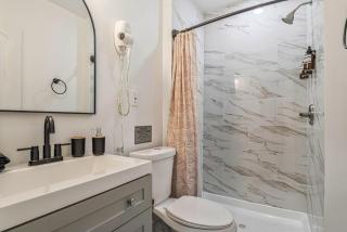 Cozy 4BR Retreat - Private backyard, Gazebo & Grill - 4