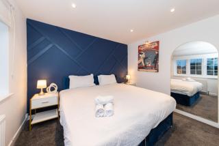 Free parking Sleeps 9 Fully Equipped Playroom - 2