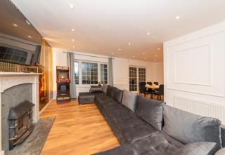 Free parking Sleeps 9 Fully Equipped Playroom - 8