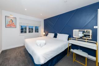 Free parking Sleeps 9 Fully Equipped Playroom - 6