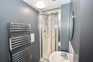 Modern 5 Bedroom Budget Apartment in Headingley - 7