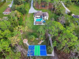 Naples Retreat – Family Oasis - 8