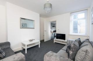 DiscountsContractorsWIFIFree ParkingSmart TV - 9