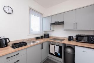 DiscountsContractorsWIFIFree ParkingSmart TV - 5