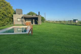 Casa con pileta en Funes - 6