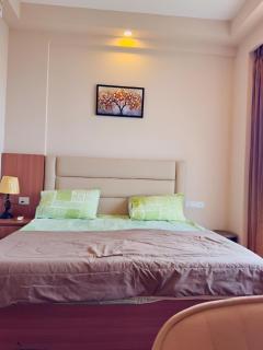 a irbnb in greater Noida Omaxe trade center alpha 2 - 6