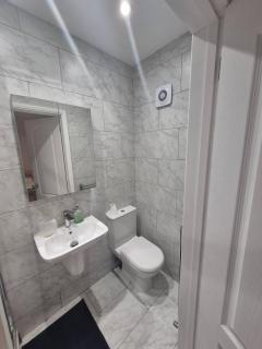 Cozy Ensuite Room Great Location Ideal for Short Stays - 7
