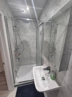 Cozy Ensuite Room Great Location Ideal for Short Stays - 4