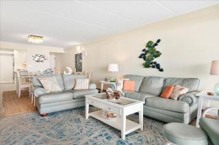 Beautiful 3 Bedroom English Towers Condo with Indoor Pool & Fitness Center! - 8