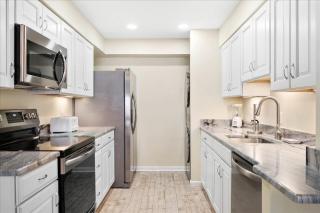 Beautiful 3 Bedroom English Towers Condo with Indoor Pool & Fitness Center! - 2