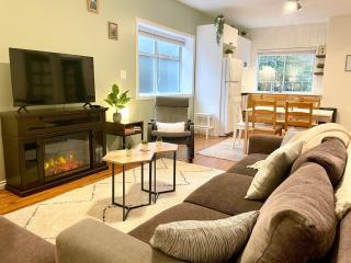 Spacious & Family Friendly Mountain Base Stay - The Grouse Hideaway - North Vancouver - 3