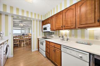 Spacious 3 Bedroom English Towers Unit with Bayside Views and Indoor Pool! - 1