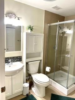 The Grouse Hideaway - 3-Bedroom Suite - Walk to Grouse Mountain - Sleeps 6 - 2