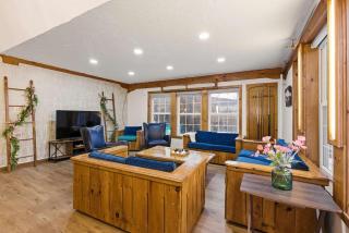 Myrtle Villa 7BR Near Mount Snow with Indoor Heated Endless Style Pool Outdoor Hot Tub - 2