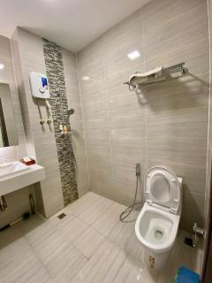 Cozy and Relaxing Private Studio with free Luxurious Pool and Gym - 4