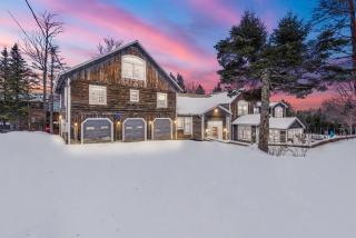 12BR Villa Near Mount Snow Sleeps 32 Hot Tub & Indoor Pool - 0