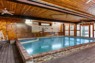 12BR Villa Near Mount Snow Sleeps 32 Hot Tub & Indoor Pool - 8