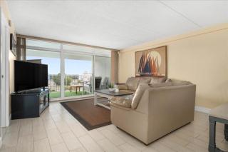 3 Bedroom Spacious English Towers Condo with Indoor Pool! - 9