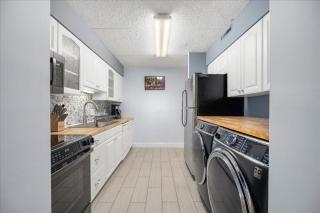 3 Bedroom Spacious English Towers Condo with Indoor Pool! - 3