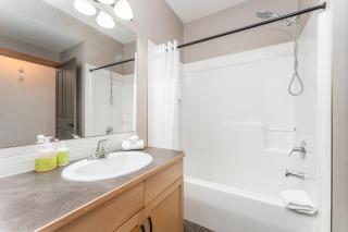 Evergreen Escape - 2 Bedroom Condo with Pool & Hot Tub - 2