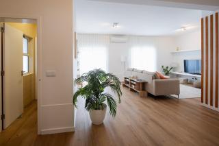 Bright & Spacious Villa by Beach - 4