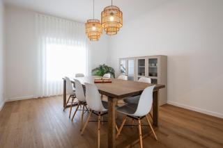 Bright & Spacious Villa by Beach - 6