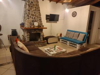 Casa Rustica con chimenea en su interior, rodeado de los cuatro elementos tierra, fuego, aire y agua, ubicada en sector tranquilo, para descansar en familia o amigos, - 4