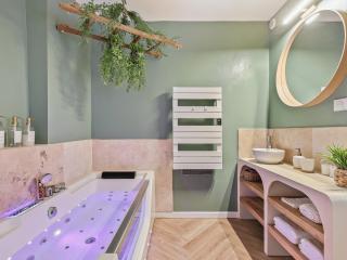 L'Evasion Tropicale - idéal couple - sauna - baignoire balnéo LED - TV 4K Ambilight 130cm - parking gratuit à 2 pas du logement - wifi - maison médiévale sur 2 étages - entièrement rénovée 37m2 - Bargemon - 7