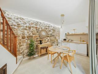 L'Evasion Tropicale - idéal couple - sauna - baignoire balnéo LED - TV 4K Ambilight 130cm - parking gratuit à 2 pas du logement - wifi - maison médiévale sur 2 étages - entièrement rénovée 37m2 - Bargemon - 8