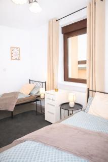 Helle geräumige 80 qm Wohnung - 5 min von Friedberg - Self Check-In - 8