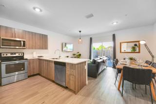 Spacious Townhouse W Free Parking - 7