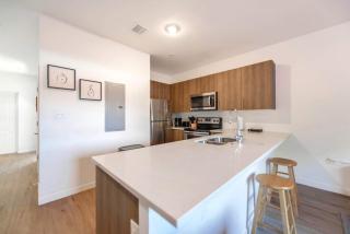 Spacious Townhouse W Free Parking - 4