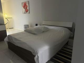 1 bedroom apartment steps away from seafront - 1