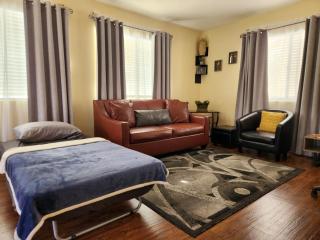 Charming 1-bed apt, cook-ready kitchen, laundry, 5-8 mins to U of A and Downtown - 5
