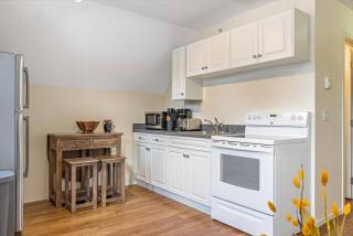 Traveler Friendly Canmore Condo Close to Banff - 5