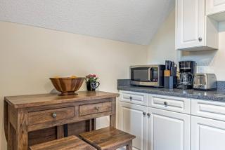 Traveler Friendly Canmore Condo Close to Banff - 4