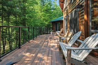 Lakefront Log Home on Huge Lake in Private Cove - 4