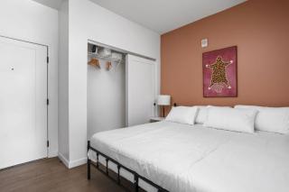 Chic Lux Flat Downtown with Parking, Pool, Gym - 3