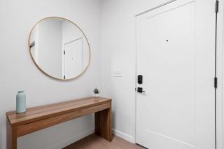 Chic Lux Flat Downtown with Parking, Pool, Gym - 1