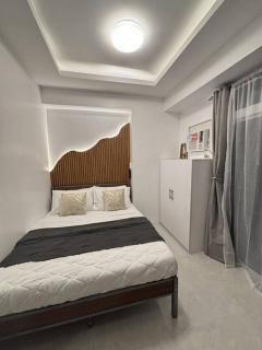 Elegant Studio with Balcony and City View - 0